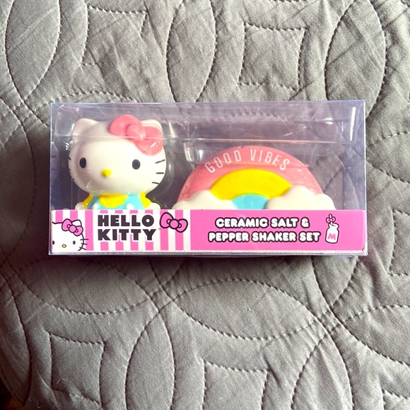 Hello Kitty Colorful Salt & Pepper Shaker Set NWT - Picture 3 of 3